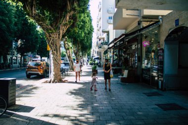 Tel Aviv İsrail 29 Eylül 2020 Coronavirus 'tan korunmak için yüzü maskeli kimliği belirsiz insanları tecrit ve Coronavirus salgını sırasında Tel Aviv' in boş sokaklarında yürürken görüyoruz.