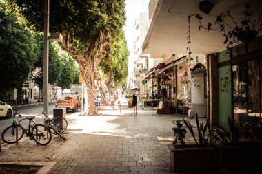 Tel Aviv İsrail 29 Eylül 2020 Coronavirus 'tan korunmak için yüzü maskeli kimliği belirsiz insanları tecrit ve Coronavirus salgını sırasında Tel Aviv' in boş sokaklarında yürürken görüyoruz.