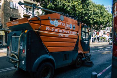 Tel Aviv İsrail 29 Eylül 2020 'de Coronavirus salgını ve tecrit sırasında Tel Aviv' in boş sokaklarında dolaşan turuncu bir çöp kamyonunun kapatılması.