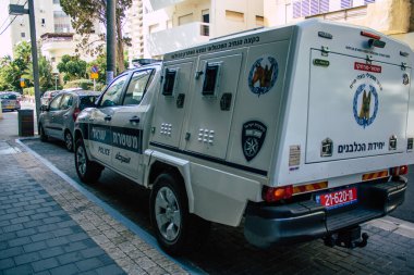Tel Aviv İsrail 29 Eylül 2020 Coronavirus salgını sırasında Tel Aviv sokaklarında park etmiş geleneksel bir İsrail polis aracının İsrail 'de geniş çaplı bir alanı kapsamasını sağlamak için görüntüsü