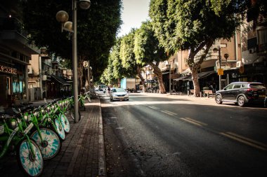 Tel Aviv İsrail 29 Eylül 2020 Kilit ve Coronavirus salgını sırasında Tel Aviv sokaklarından geçen geleneksel bir İsrail taksisinin görüntüsü