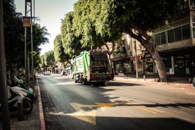 Tel Aviv İsrail 29 Eylül 2020 Kilit ve Coronavirus salgını sırasında Tel Aviv 'in boş sokaklarında dolaşan bir çöp kamyonunun kapatılması