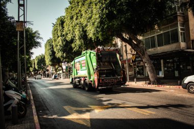 Tel Aviv İsrail 29 Eylül 2020 Kilit ve Coronavirus salgını sırasında Tel Aviv 'in boş sokaklarında dolaşan bir çöp kamyonunun kapatılması
