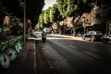 Tel Aviv İsrail 29 Eylül 2020 Coronavirus 'tan korunmak için yüzü maskeli kimliği belirsiz bir insanın tecrit ve Coronavirus salgını sırasında Tel Aviv' in boş sokaklarında yuvarlandığını görüyoruz.