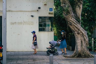 Tel Aviv İsrail 29 Eylül 2020 Coronavirus 'tan korunmak için yüzü maskeli kimliği belirsiz insanları tecrit ve Coronavirus salgını sırasında Tel Aviv' in boş sokaklarında yürürken görüyoruz.