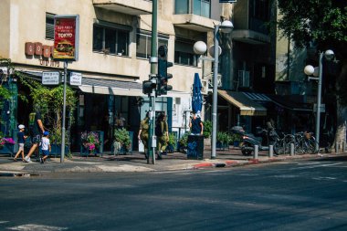 Tel Aviv İsrail 29 Eylül 2020 Coronavirus 'tan korunmak için yüzü maskeli kimliği belirsiz insanları tecrit ve Coronavirus salgını sırasında Tel Aviv' in boş sokaklarında yürürken görüyoruz.