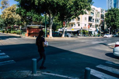 Tel Aviv İsrail 29 Eylül 2020 Coronavirus 'tan korunmak için yüzü maskeli kimliği belirsiz insanları tecrit ve Coronavirus salgını sırasında Tel Aviv' in boş sokaklarında yürürken görüyoruz.