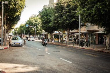 Tel Aviv İsrail 29 Eylül 2020 Coronavirus 'tan korunmak için yüzü maskeli kimliği belirsiz bir insanın tecrit ve Coronavirus salgını sırasında Tel Aviv' in boş sokaklarında yuvarlandığını görüyoruz.