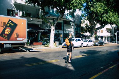 Tel Aviv İsrail 29 Eylül 2020 Coronavirus 'tan korunmak için yüzü maskeli kimliği belirsiz bir insanın tecrit ve Coronavirus salgını sırasında Tel Aviv' in boş sokaklarında yuvarlandığını görüyoruz.