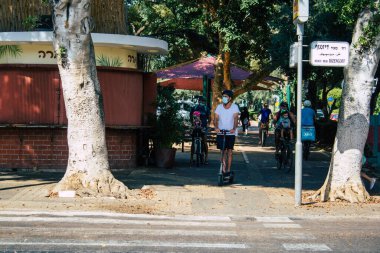 Tel Aviv İsrail 29 Eylül 2020 Coronavirus 'tan korunmak için yüzü maskeli kimliği belirsiz bir insanın tecrit ve Coronavirus salgını sırasında Tel Aviv' in boş sokaklarında yuvarlandığını görüyoruz.