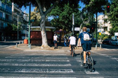 Tel Aviv İsrail 29 Eylül 2020 Coronavirus 'tan korunmak için yüzü maskeli kimliği belirsiz bir insanın tecrit ve Coronavirus salgını sırasında Tel Aviv' in boş sokaklarında yuvarlandığını görüyoruz.