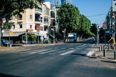 Tel Aviv İsrail 29 Eylül 2020 Coronavirus 'tan korunmak için yüzü maskeli kimliği belirsiz bir insanın tecrit ve Coronavirus salgını sırasında Tel Aviv' in boş sokaklarında yuvarlandığını görüyoruz.
