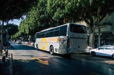 Tel Aviv İsrail 29 Eylül 2020 Kilit ve Coronavirus salgını sırasında Tel Aviv 'in boş sokaklarından geçen geleneksel bir İsrail halk otobüsünün görüntüsü