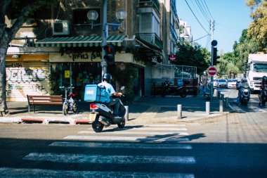 Tel Aviv İsrail 29 Eylül 2020 Coronavirus 'tan korunmak için yüzü maskeli kimliği belirsiz bir insanın tecrit ve Coronavirus salgını sırasında Tel Aviv' in boş sokaklarında yuvarlandığını görüyoruz.