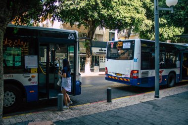 Tel Aviv İsrail 29 Eylül 2020 Kilit ve Coronavirus salgını sırasında Tel Aviv 'in boş sokaklarından geçen geleneksel bir İsrail halk otobüsünün görüntüsü
