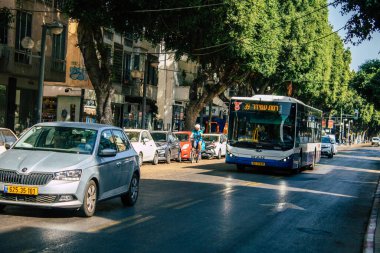 Tel Aviv İsrail 29 Eylül 2020 Kilit ve Coronavirus salgını sırasında Tel Aviv 'in boş sokaklarından geçen geleneksel bir İsrail halk otobüsünün görüntüsü