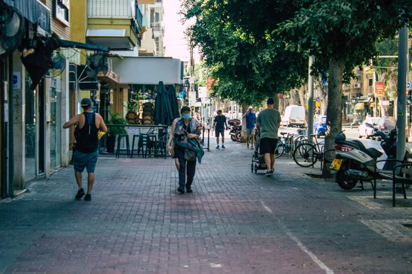 Tel Aviv İsrail 29 Eylül 2020 Coronavirus 'tan korunmak için yüzü maskeli kimliği belirsiz insanları tecrit ve Coronavirus salgını sırasında Tel Aviv' in boş sokaklarında yürürken görüyoruz.