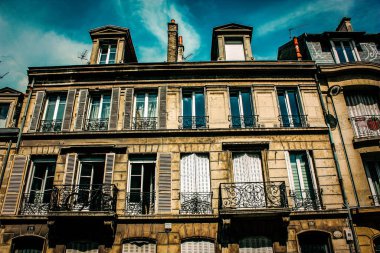 Fransa 'nın tarihi Reims şehir merkezindeki bir binanın dış görünüşü