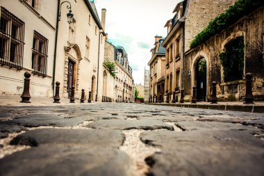 Fransa 'nın tarihi Reims şehir merkezindeki bir binanın dış görünüşü