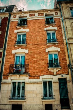 Fransa 'nın tarihi Reims şehir merkezindeki bir binanın dış görünüşü