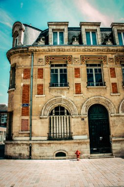 Fransa 'nın tarihi Reims şehir merkezindeki bir binanın dış görünüşü