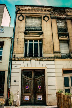 Fransa 'nın tarihi Reims şehir merkezindeki bir binanın dış görünüşü