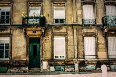 Fransa 'nın tarihi Reims şehir merkezindeki bir binanın dış görünüşü