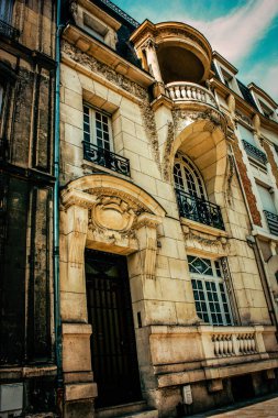 Fransa 'nın tarihi Reims şehir merkezindeki bir binanın dış görünüşü