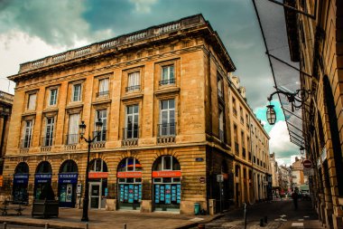 Fransa 'nın tarihi Reims şehir merkezindeki bir binanın dış görünüşü