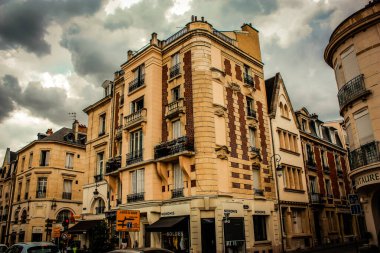 Fransa 'nın tarihi Reims şehir merkezindeki bir binanın dış görünüşü