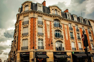 Fransa 'nın tarihi Reims şehir merkezindeki bir binanın dış görünüşü