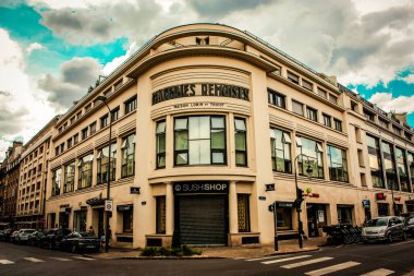 Fransa 'nın tarihi Reims şehir merkezindeki bir binanın dış görünüşü