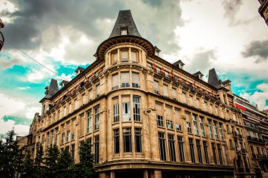 Fransa 'nın tarihi Reims şehir merkezindeki bir binanın dış görünüşü