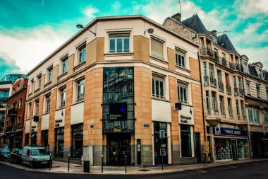 Fransa 'nın tarihi Reims şehir merkezindeki bir binanın dış görünüşü