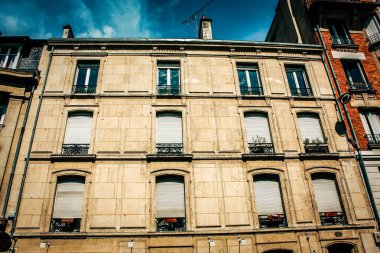 Fransa 'nın tarihi Reims şehir merkezindeki bir binanın dış görünüşü