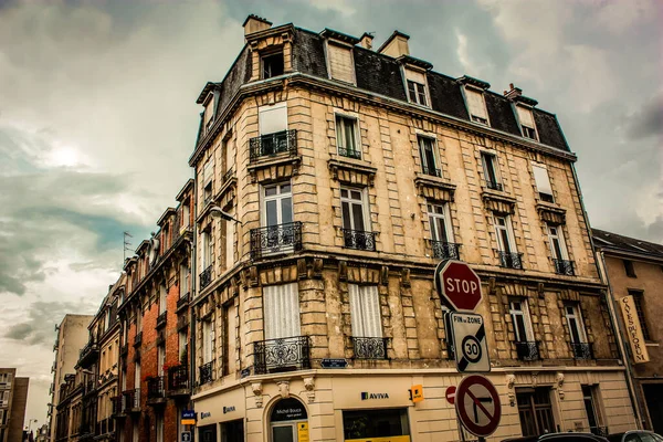 Widok Fasadę Budynku Zabytkowym Centrum Reims Francji — Zdjęcie stockowe