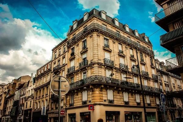 Widok Fasadę Budynku Zabytkowym Centrum Reims Francji — Zdjęcie stockowe