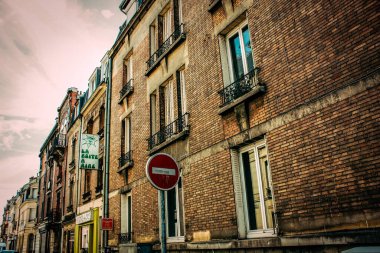 Fransa 'nın tarihi Reims şehir merkezindeki bir binanın dış görünüşü