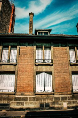 Fransa 'nın tarihi Reims şehir merkezindeki bir binanın dış görünüşü