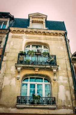 Fransa 'nın tarihi Reims şehir merkezindeki bir binanın dış görünüşü