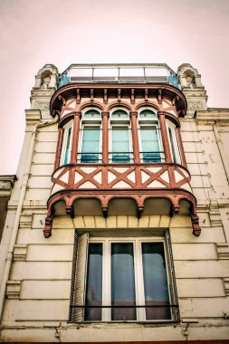 Fransa 'nın tarihi Reims şehir merkezindeki bir binanın dış görünüşü