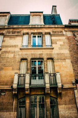 Fransa 'nın tarihi Reims şehir merkezindeki bir binanın dış görünüşü