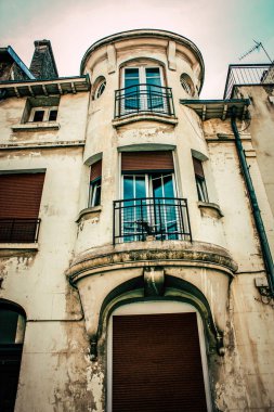 Fransa 'nın tarihi Reims şehir merkezindeki bir binanın dış görünüşü