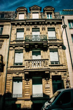 Fransa 'nın tarihi Reims şehir merkezindeki bir binanın dış görünüşü