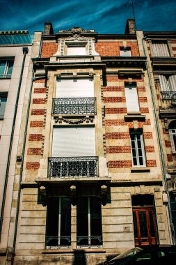 Fransa 'nın tarihi Reims şehir merkezindeki bir binanın dış görünüşü