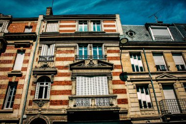 Fransa 'nın tarihi Reims şehir merkezindeki bir binanın dış görünüşü
