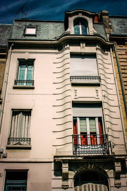 Fransa 'nın tarihi Reims şehir merkezindeki bir binanın dış görünüşü