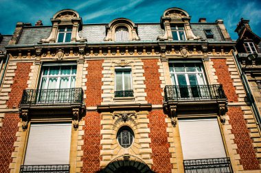 Fransa 'nın tarihi Reims şehir merkezindeki bir binanın dış görünüşü