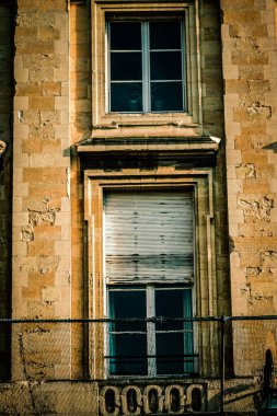 Fransa 'nın tarihi Reims şehir merkezindeki bir binanın dış görünüşü