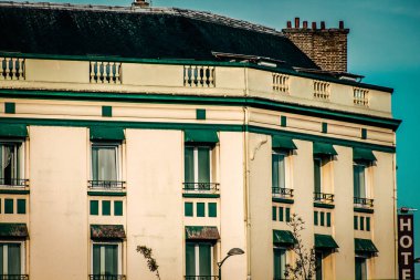 Fransa 'nın tarihi Reims şehir merkezindeki bir binanın dış görünüşü